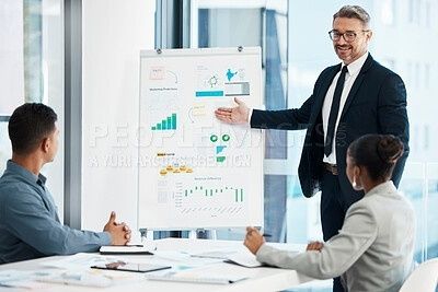 Chef presenterar ett diagram för två kollegor vid ett möte